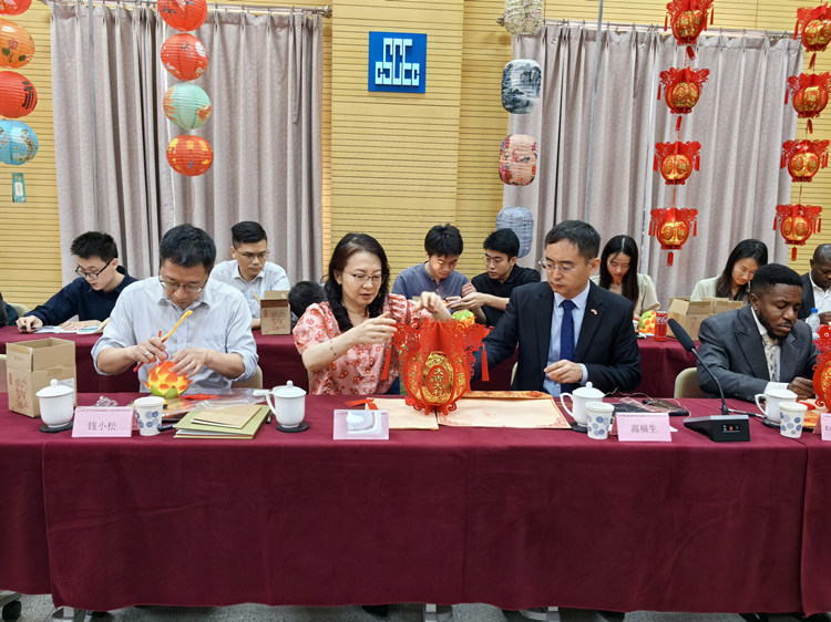 燈籠文化交流活動(dòng)現(xiàn)場。中建國際中西非公司供圖