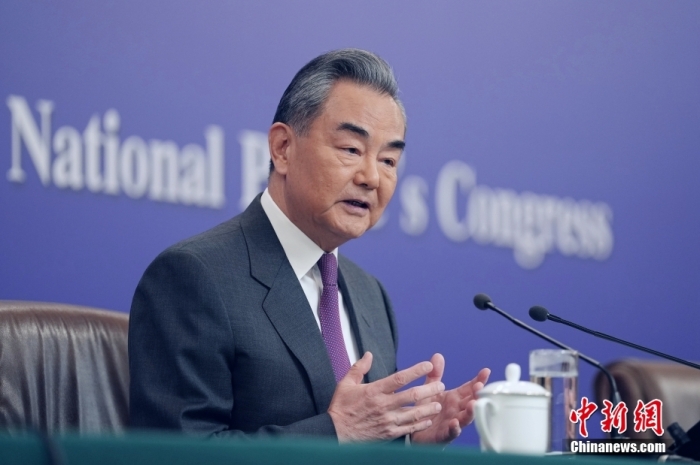 3月7日，十四屆全國(guó)人大二次會(huì)議在北京舉行記者會(huì)，中共中央政治局委員、外交部長(zhǎng)王毅就中國(guó)外交政策和對(duì)外關(guān)系相關(guān)問題回答中外記者提問。<a target='_blank' href='/'><p  align=
