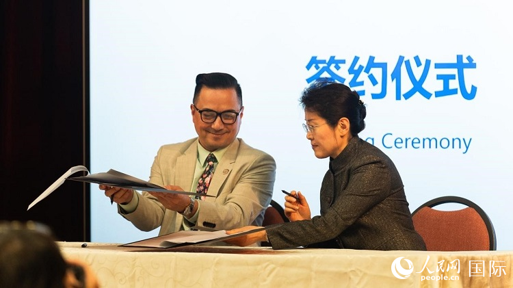 山東省圖書館與舊金山公共圖書館簽署合作協(xié)議。