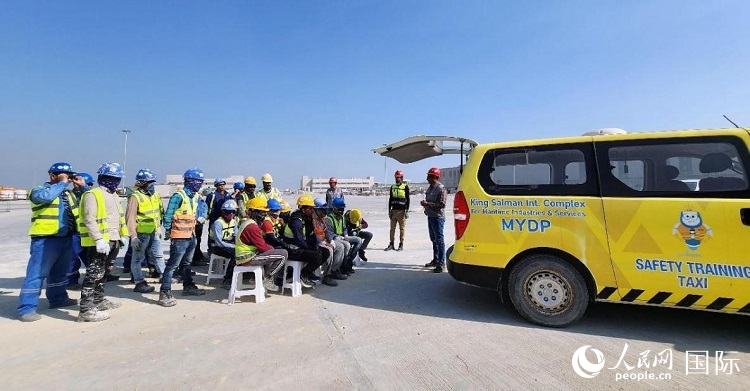 安全宣講出租車在現(xiàn)場播放安全視頻。人民網(wǎng)記者 管克江攝