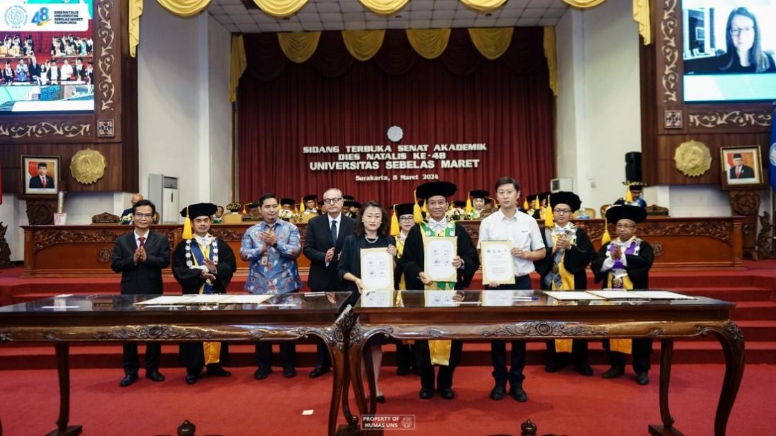 西華大學(xué)、三一一大學(xué)、印尼鋰源新材料有限公司、四川鋰源新能源有限公司四方共同簽署國(guó)際合作協(xié)議。印尼三一一大學(xué)孔子學(xué)院供圖