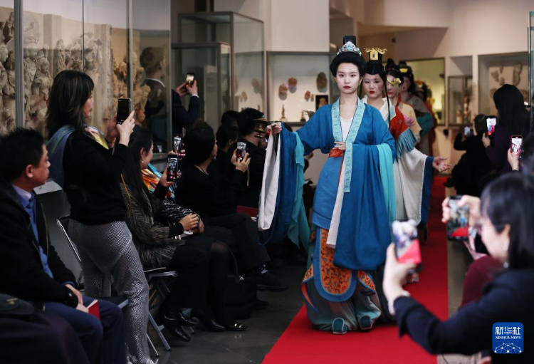 3月13日，在位于法國巴黎的吉美國立亞洲藝術(shù)博物館，模特展示敦煌復(fù)原服飾。新華社記者 高靜 攝