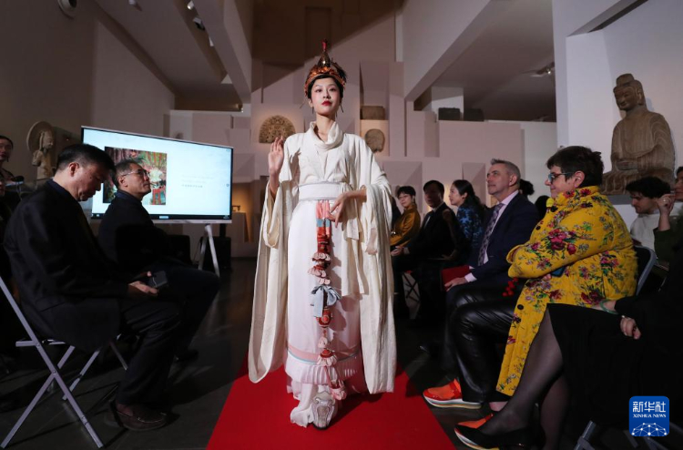 3月13日，在位于法國巴黎的吉美國立亞洲藝術(shù)博物館，模特展示敦煌復(fù)原服飾。新華社記者 高靜 攝