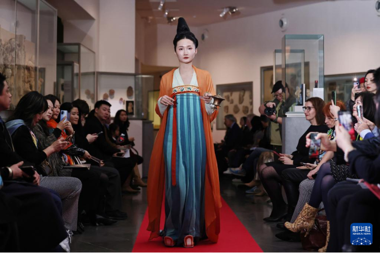 3月13日，在位于法國巴黎的吉美國立亞洲藝術(shù)博物館，模特展示敦煌復(fù)原服飾。新華社記者 高靜 攝