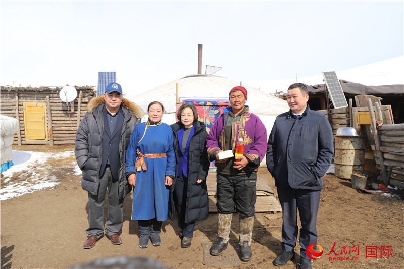5.3月18日，沈大使與牧民及縣領(lǐng)導(dǎo)合影。人民網(wǎng)記者 霍文攝