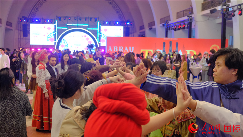 中俄觀眾在現(xiàn)場參與俄羅斯民俗互動(dòng)游戲。人民網(wǎng) 褚夢(mèng)琦攝