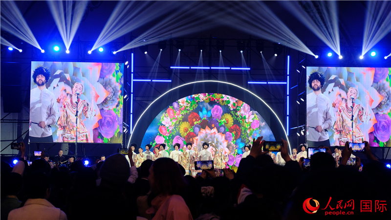 中俄觀眾欣賞俄羅斯傳統(tǒng)歌舞表演。人民網(wǎng) 褚夢(mèng)琦攝