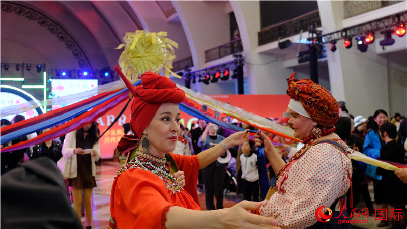 中俄觀眾在現(xiàn)場參與俄羅斯民俗互動(dòng)游戲。人民網(wǎng) 褚夢(mèng)琦攝