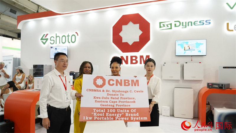 18日下午，中國建材國際南非公司向夸祖魯納塔爾省、東開普省及豪登省三省的社區(qū)捐贈100臺KOOL ENERGY移動電源設備(UPS)。人民網 劉暢攝