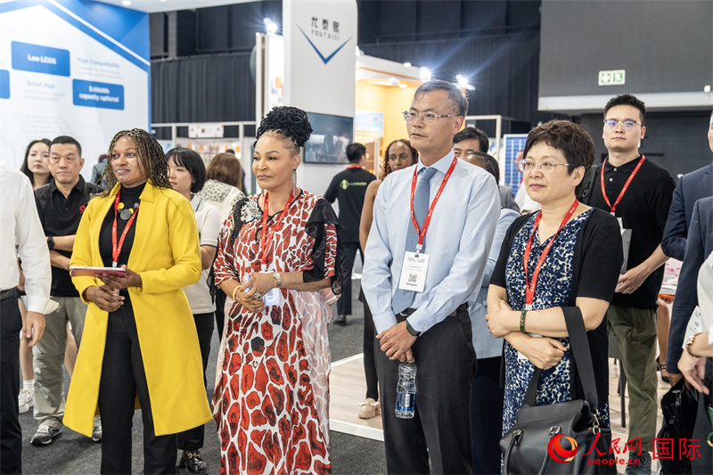 現(xiàn)場嘉賓參與捐贈儀式。人民日報非洲中心分社 希拉茲·莫林攝