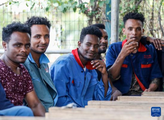 2024年2月16日，在埃塞俄比亞杜凱姆市的東方工業(yè)園，工人在工作間隙休息。 新華社記者 李亞輝 攝