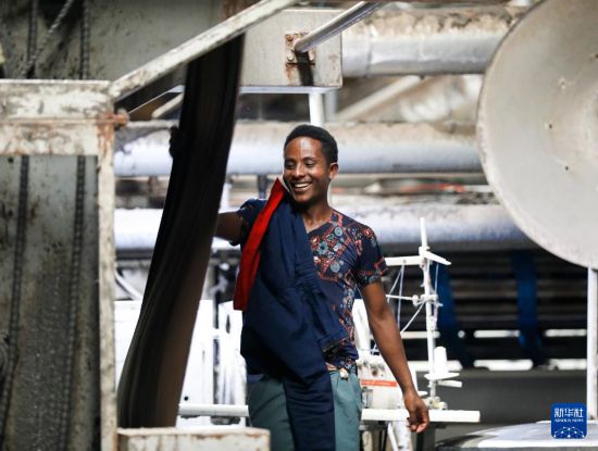 2024年2月16日，在埃塞俄比亞杜凱姆市的東方工業(yè)園，工人在東方紡織印染有限公司的車間內(nèi)工作。 新華社記者 李亞輝 攝