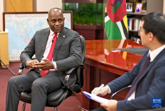 3月4日，多米尼克總理斯凱里特在首都羅索接受新華社記者專訪。新華社記者 趙凱 攝