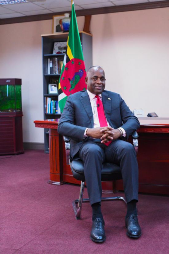 3月4日，多米尼克總理斯凱里特在首都羅索的總理辦公室接受新華社記者獨家專訪。新華社記者 趙凱 攝