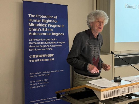 3月18日，由中國(guó)人權(quán)研究會(huì)主辦的“少數(shù)民族權(quán)利保障：中國(guó)西藏和新疆實(shí)踐”主題講座在瑞士日內(nèi)瓦舉行。圖為比利時(shí)知名藏學(xué)家安德烈·拉克魯瓦在講座上發(fā)言。新華社記者石松攝