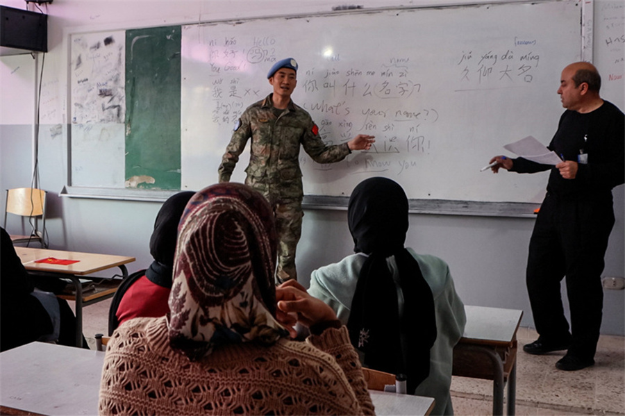 漢語(yǔ)班授課現(xiàn)場(chǎng)。瞿發(fā)統(tǒng)攝