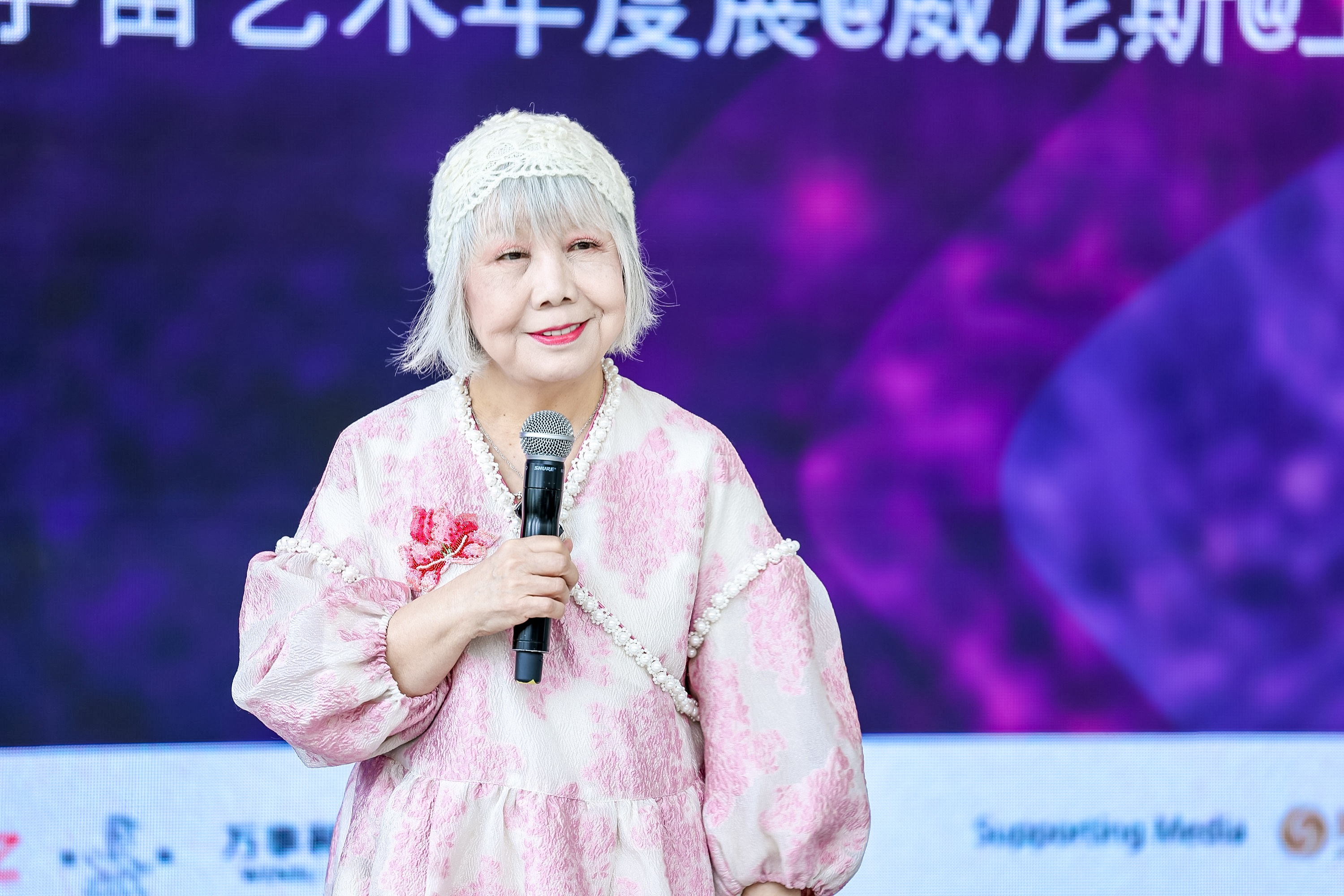 圖3：資深策展人、藝評(píng)家、臺(tái)北實(shí)踐大學(xué)教授陸蓉之致辭（圖片：鳳凰中心）