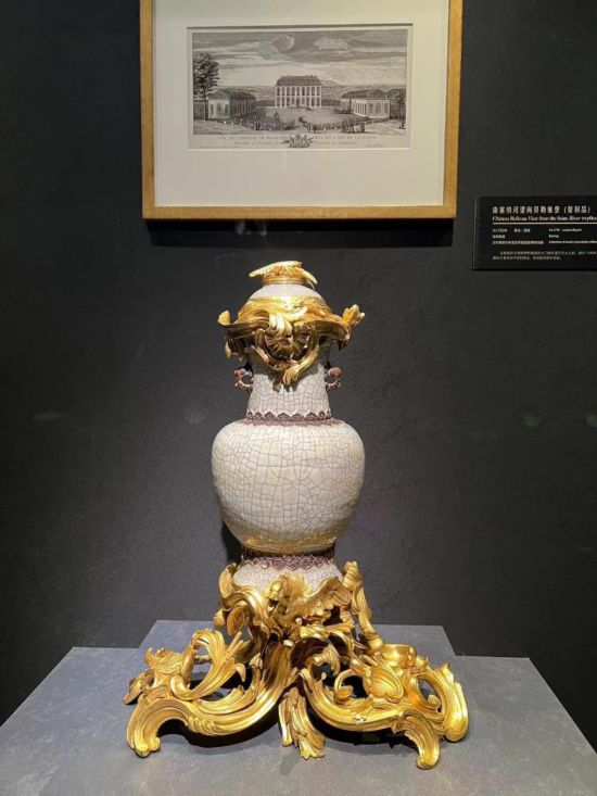 青釉香水瓶，瓷瓶頂部、口沿、底座均裝飾洛可可風(fēng)格銅鍍金飾件。新華社記者徐壯 攝