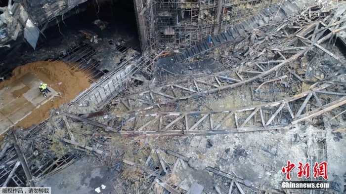 當(dāng)?shù)貢r間2024年3月26日下午，據(jù)俄羅斯緊急情況部公布的消息，莫斯科州“克羅庫斯城”音樂廳恐怖襲擊事件的搜救工作已經(jīng)全部結(jié)束。據(jù)介紹，工作人員已完成現(xiàn)場滅火救援以及廢墟清理的工作。圖為發(fā)生恐怖襲擊事件后音樂廳內(nèi)部滿目瘡痍。（視頻截圖）