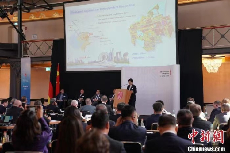 當(dāng)?shù)貢r(shí)間4月5日，由中國(guó)商務(wù)部主辦的“投資中國(guó)”德國(guó)專場(chǎng)推介活動(dòng)在斯圖加特市舉行。中新社記者 馬秀秀 攝