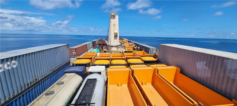 中蘇海運直航貨輪在海上行駛。中國駐蘇里南大使館供圖