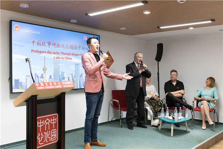 中國青年男高音歌唱家方瀧與奧爾基·圖爾達合唱羅語歌曲。布加勒斯特中國文化中心供圖。