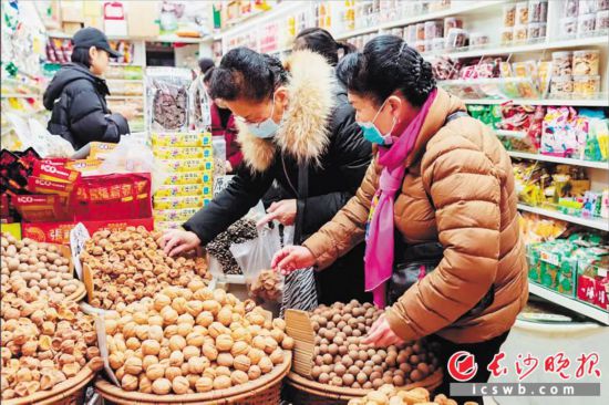 　　在長沙南門口菜市場附近的一家炒貨店內(nèi)，市民正在選購年貨。　　長沙晚報全媒體記者 范宏歡 攝