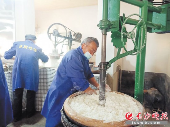 　　作坊里工人正在進(jìn)行粉絲生產(chǎn)。受訪者供圖