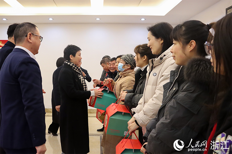 杭州市上城區(qū)“我為年夜飯?zhí)淼啦恕睈坌亩Y盒正式啟送。人民網(wǎng) 秦文攝