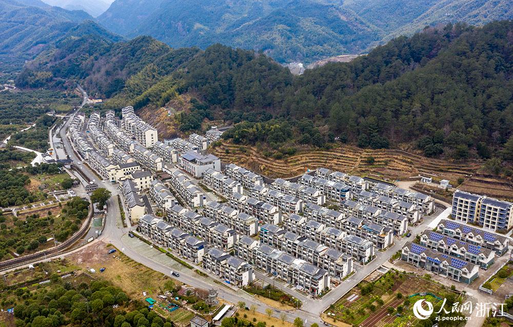 近日，航拍寧波市海曙區(qū)龍觀鄉(xiāng)李岙村屋頂光伏項目。人民網(wǎng) 章勇濤攝