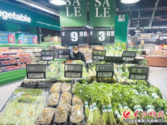 　　家樂(lè)福芙蓉廣場(chǎng)店，市民在選購(gòu)春菜。