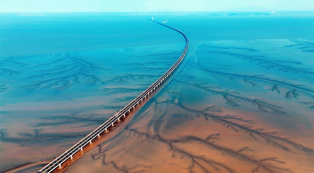 錯落有致的溝壑與灘涂地貌有機融合，勾勒出形態(tài)各異的“灘涂丹青”。虞昌勝攝