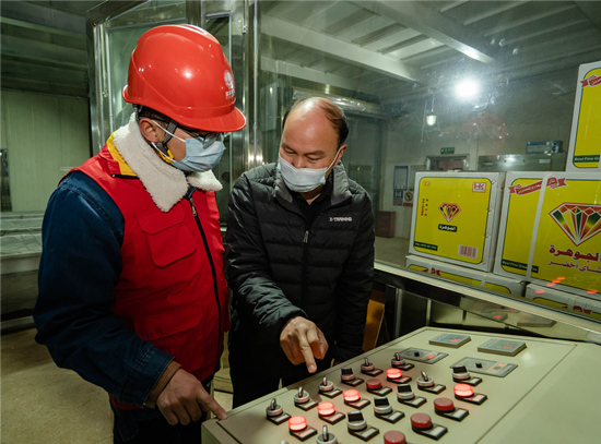 電力工作人員對(duì)用電企業(yè)進(jìn)行指導(dǎo)。受訪單位供圖