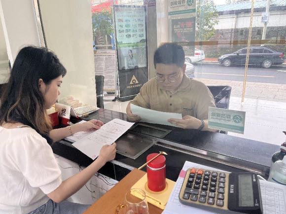 選派對(duì)象正在給客戶介紹銀行產(chǎn)品。農(nóng)發(fā)銀行攸縣支行供圖