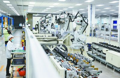 全球鋰離子電池領軍企業(yè)欣旺達動力電池生產(chǎn)車間。 南京日報/紫金山新聞記者 崔曉 攝