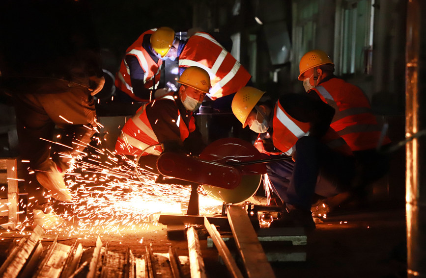 建設(shè)者們爭分奪秒保證進(jìn)度。雷占勝攝