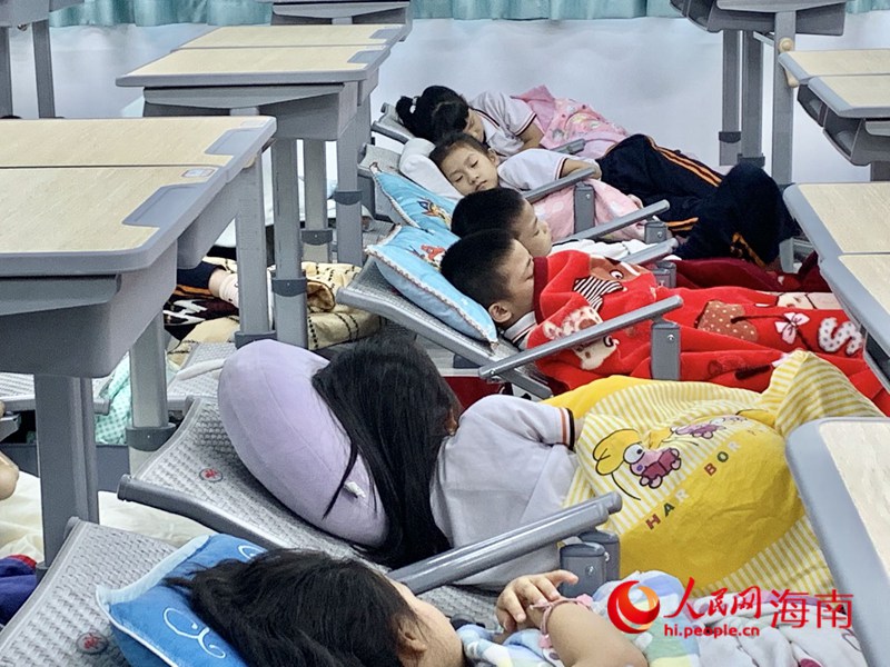 ?？诘诙W(xué)學(xué)生在新式課桌椅上午休。人民網(wǎng) 李浩蓉?cái)z