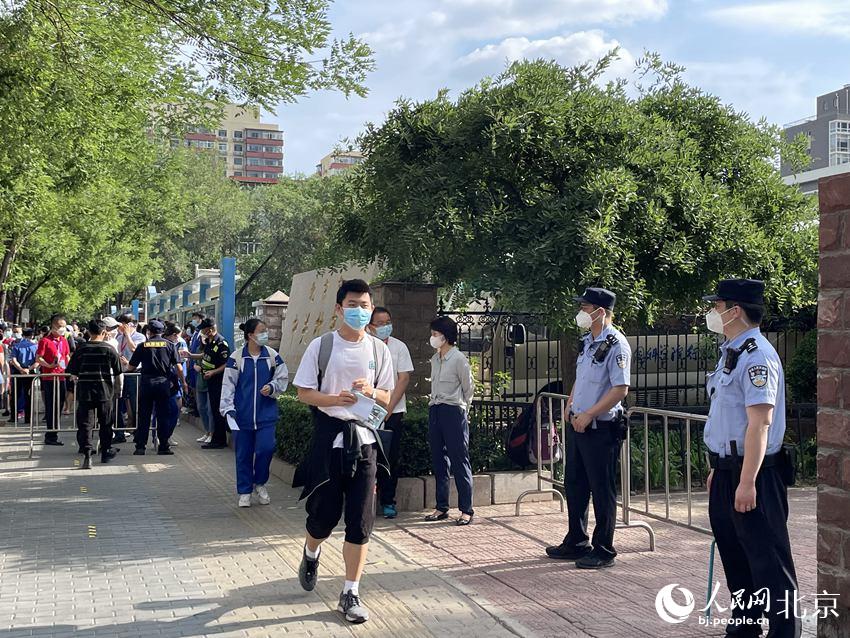 在中關村中學考點，考生們有序走入考點。人民網 董兆瑞攝