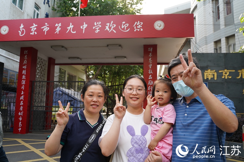 一家人在考點前合影留念。周夢嬌攝