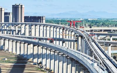 6月7日，工人在唐山市高新技術(shù)開(kāi)發(fā)區(qū)境內(nèi)的京唐城際鐵路建設(shè)工地施工（無(wú)人機(jī)照片）。 新華社記者 楊世堯攝