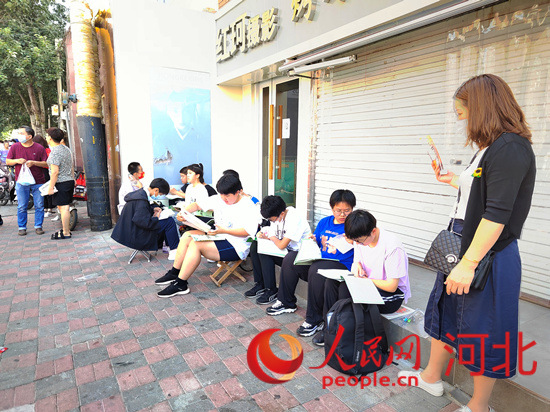 臨進(jìn)考場(chǎng)，考生抓緊時(shí)間再?gòu)?fù)習(xí)一下。人民網(wǎng) 祝龍超攝