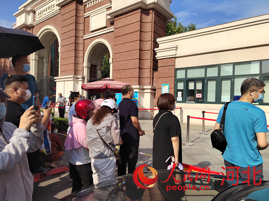 石家莊外國(guó)語(yǔ)學(xué)?？键c(diǎn)外送考的家長(zhǎng)。人民網(wǎng) 祝龍超攝