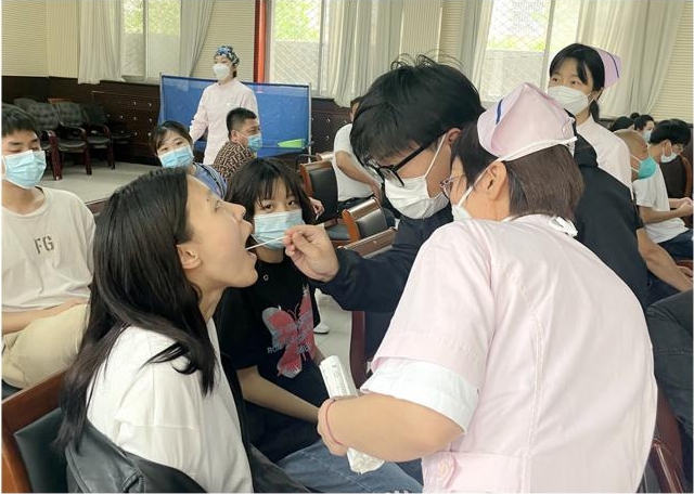 醫(yī)院對(duì)志愿者進(jìn)行線下培訓(xùn)。李艷紅攝