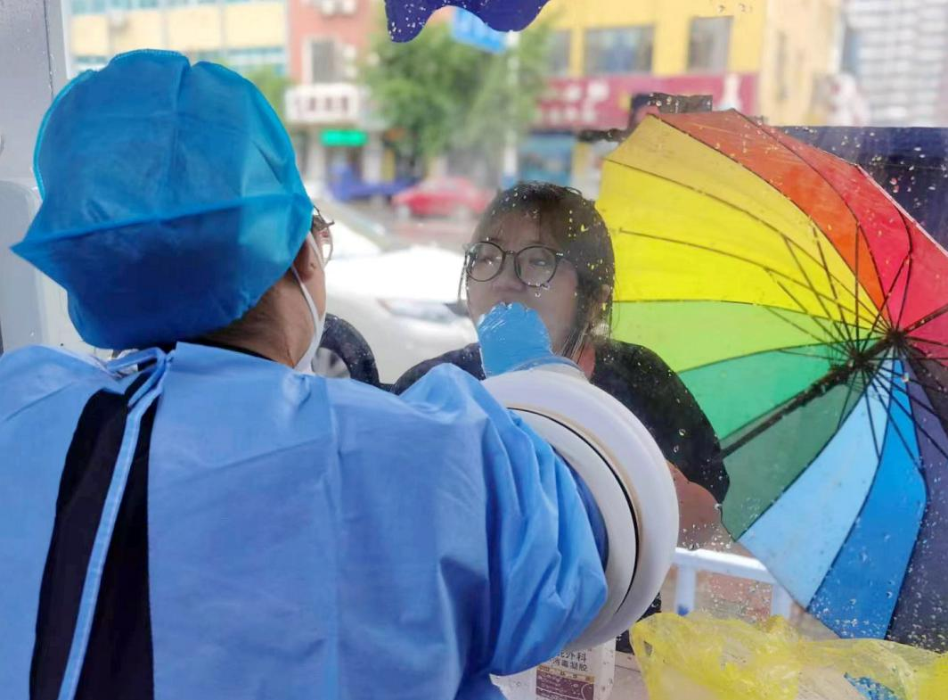 核酸采樣志愿者們上崗。孫金梅攝