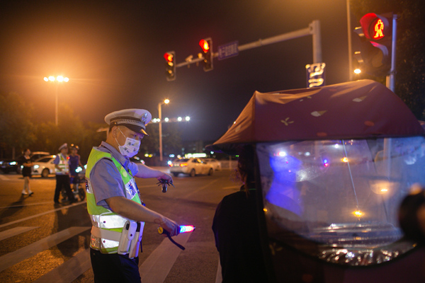 違法加裝電動(dòng)車遮陽(yáng)傘也將受到處罰。柯鳴 攝