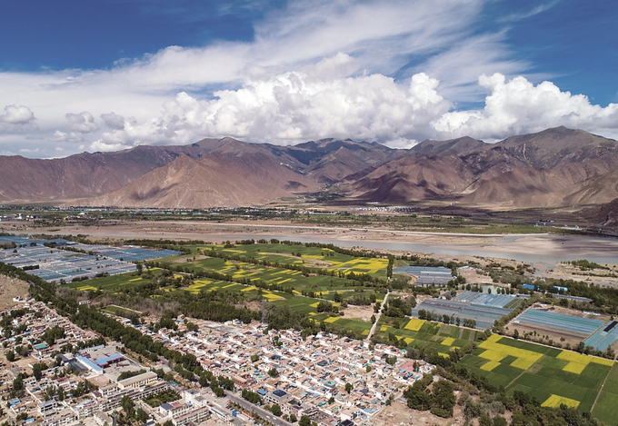 江蘇投入援藏資金支持拉薩開(kāi)展村莊環(huán)境整治、人畜飲水安全等基礎(chǔ)設(shè)施和公共服務(wù)項(xiàng)目建設(shè)，打造“美麗鄉(xiāng)村·幸福家園”。 本報(bào)記者 萬(wàn)程鵬 攝