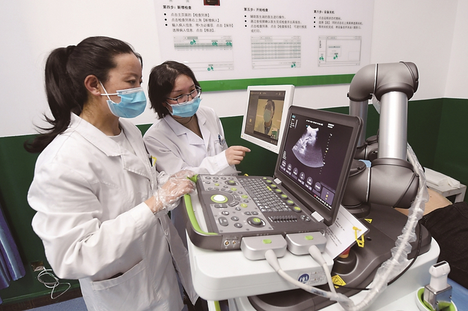 江蘇援藏投資三百萬(wàn)元在林周縣人民醫(yī)院建設(shè)了拉薩市首臺(tái)套遠(yuǎn)程超聲診斷系統(tǒng)。 本報(bào)記者 萬(wàn)程鵬 攝