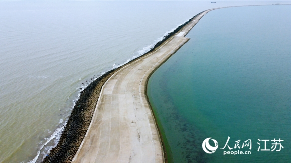 迷人的雙色海。人民網(wǎng)記者 王繼亮攝