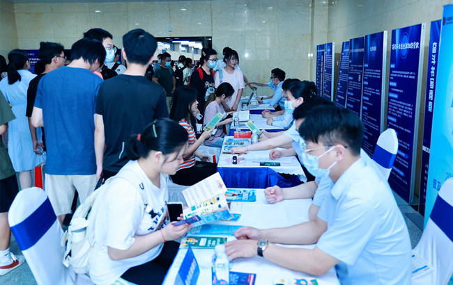 大學(xué)生現(xiàn)場咨詢創(chuàng)業(yè)政策。長沙市人社局供圖