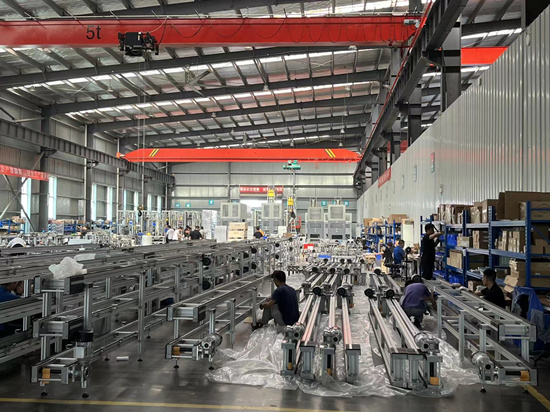 先惠智能裝備生產(chǎn)車間，工人們在忙著組裝設(shè)備。受訪單位供圖